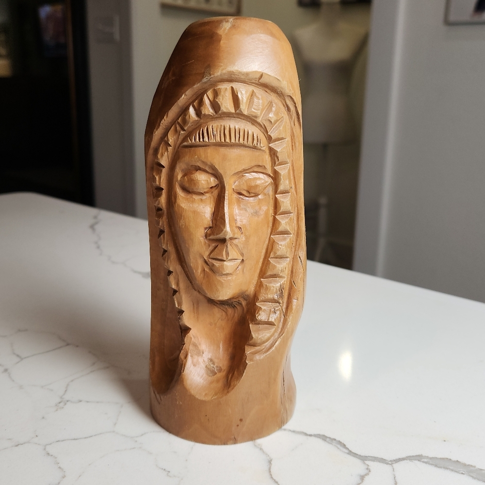 VINTAGE HAND  CARVED VIRGIN MARY WOODEN STUMP KNOT BEAUTIFUL  WORKMANSHIP